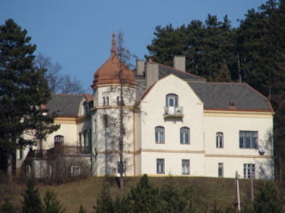 Haupthaus mit Regenbogen